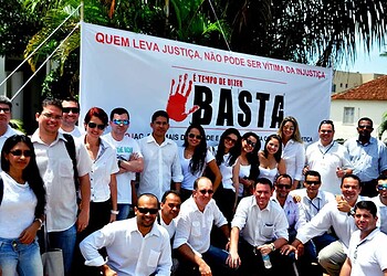 Oficiais de justiça fazem manifestação no Centro