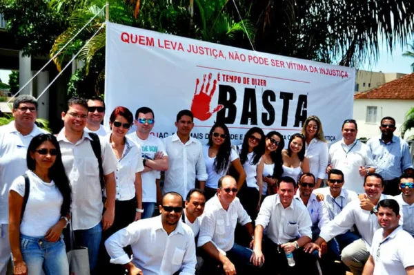 Oficiais de justiça fazem manifestação no Centro