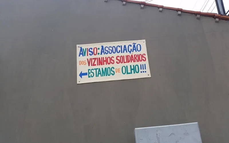 Vizinhos se unem para se proteger usando todo o tipo de tecnologia