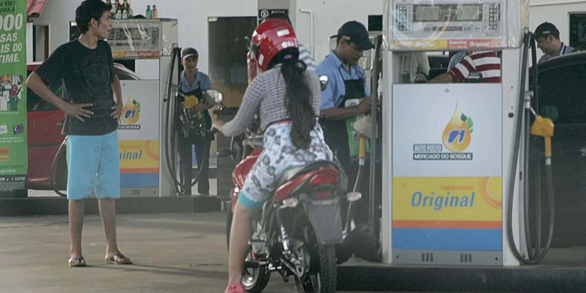 No interior, o preço da gasolina chega a R$ 3,85 o litro