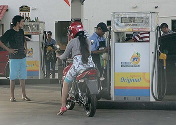 No interior, o preço da gasolina chega a R$ 3,85 o litro