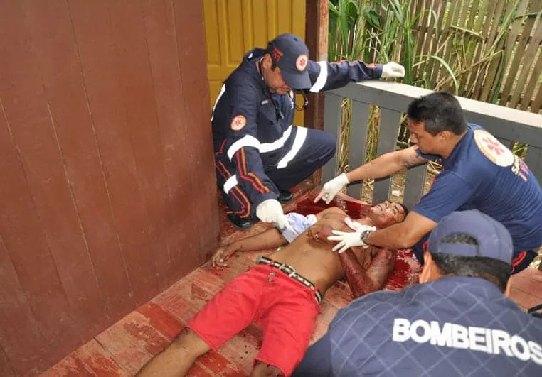 Socorristas do Samu  resgatam vítima de disparos