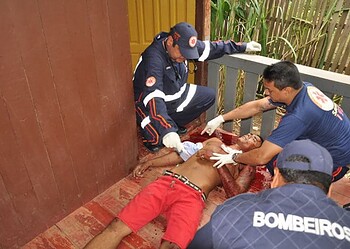 Socorristas do Samu  resgatam vítima de disparos