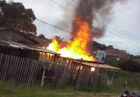 Incêndio destrói casa de servidora pública