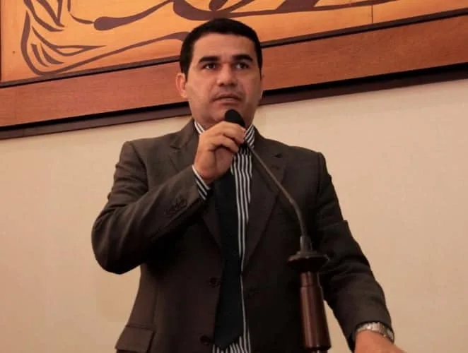 Jamyl Asfury tenta resolver o impasse na fronteira