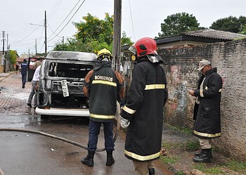 Bombeiros não conseguiram evitar perda total do veículo