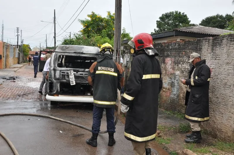 Bombeiros não conseguiram evitar perda total do veículo