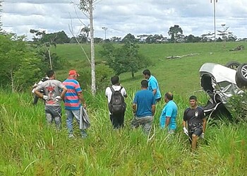 Um acidente com duas vítimas fatais aconteceu por volta das 12h de sexta-feira, 28, no km 8 da BR-364, que liga Rio Branco a Sena Madureira.
De acordo com um servidor do Hospital João Câncio Fernandes, três pessoas viajavam em um carro. Um acidente (cujos motivos não foram ainda esclarecidos) fez o veículo cair em uma ribanceira.
João Vaz Pereira, mais conhecido como ‘João Gaguim’, morreu na hora. Já seu filho, Rainer Weiner Pereira de Souza, 19 anos, teve escoriações leves.
O comerciante Expedito Marreiro, que saiu bastante ferido do acidente, morreu cerca de uma hora após ter chegado ao hospital de Sena.
O corpo de João Vaz Pereira, segundo pessoas que estavam presentes no local, estaria estendido no local do acidente esperando a chegada do IML. (Agência ContilNet Notícias)