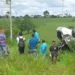 Um acidente com duas vítimas fatais aconteceu por volta das 12h de sexta-feira, 28, no km 8 da BR-364, que liga Rio Branco a Sena Madureira.
De acordo com um servidor do Hospital João Câncio Fernandes, três pessoas viajavam em um carro. Um acidente (cujos motivos não foram ainda esclarecidos) fez o veículo cair em uma ribanceira.
João Vaz Pereira, mais conhecido como ‘João Gaguim’, morreu na hora. Já seu filho, Rainer Weiner Pereira de Souza, 19 anos, teve escoriações leves.
O comerciante Expedito Marreiro, que saiu bastante ferido do acidente, morreu cerca de uma hora após ter chegado ao hospital de Sena.
O corpo de João Vaz Pereira, segundo pessoas que estavam presentes no local, estaria estendido no local do acidente esperando a chegada do IML. (Agência ContilNet Notícias)