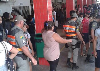 Mulher crava faca em amante do marido ao flagrá-los juntos