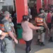 Mulher crava faca em amante do marido ao flagrá-los juntos