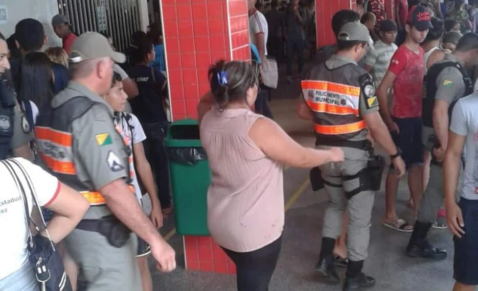 Mulher crava faca em amante do marido ao flagrá-los juntos