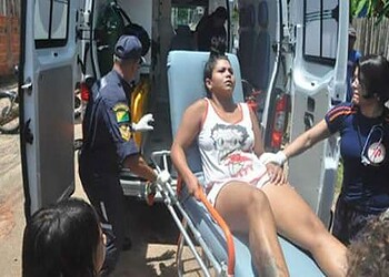 Mulher fica gravemente ferida com golpes de faca após briga com outra mulher