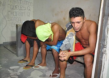 Polícia prende três homens acusados de furtar armas e incendiar casa de vítima