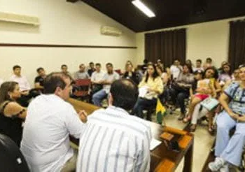 Governador Tião Viana com profissionais de saúde: meta é ampliar leitos no Estado