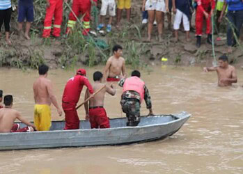 Socorristas dos bombeiros fazem buscas no local