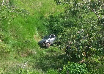 Veículo caiu de altura de aproximadamente 18 metros