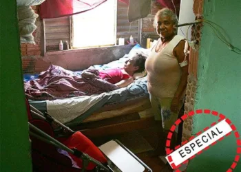 Dona Maria da Cunha cuida de Rosângela há três anos, como se fosse sua filha
