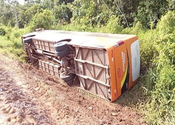 Ônibus cai em barranco ao tentar desviar de caminhão na Estrada de Sena