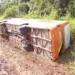 Ônibus cai em barranco ao tentar desviar de caminhão na Estrada de Sena