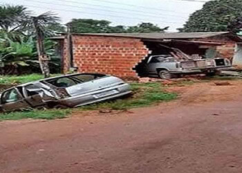 Caminhonete tenta furar barreira policial e se bate contra casa