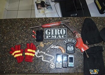 Armas e outros objetos foram encontrados com os adolescentes