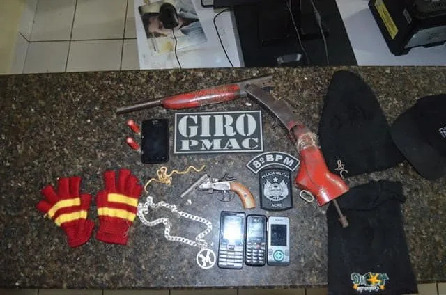 Armas e outros objetos foram encontrados com os adolescentes