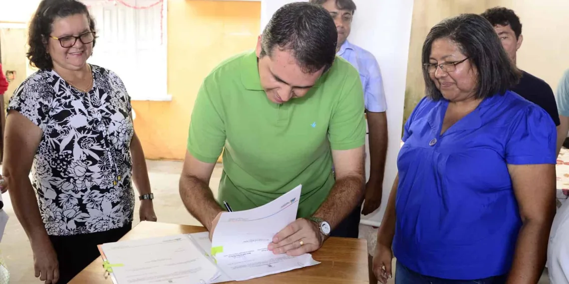 Prefeito assina convênios com associações da Cades