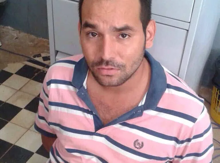 Bandidos armados invadem casa, roubam e estupram jovem na frente dos pais