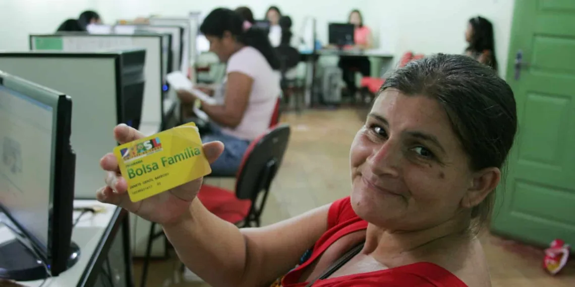 Quase 40% das famílias ainda precisam atualizar cadastro