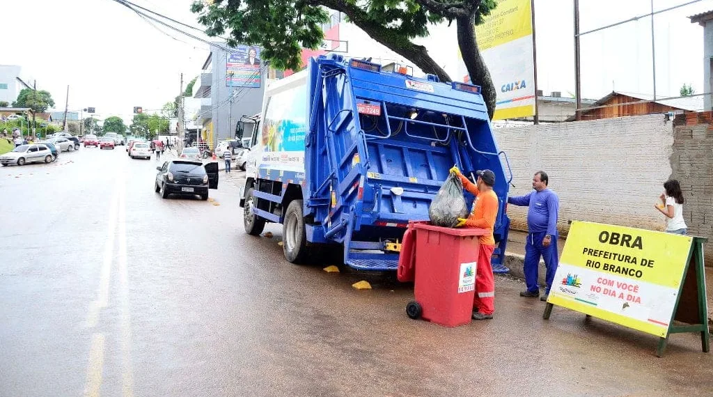 Prefeitura dobra jornada de limpeza em pontos de grande concentração comercial neste fim de ano
