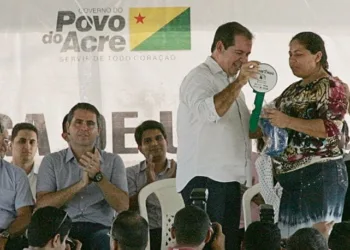 Senador Jorge Viana e prefeito Marcus Alexandre acompanharam a entrega de chaves feita pelo governador