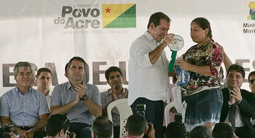 Senador Jorge Viana e prefeito Marcus Alexandre acompanharam a entrega de chaves feita pelo governador