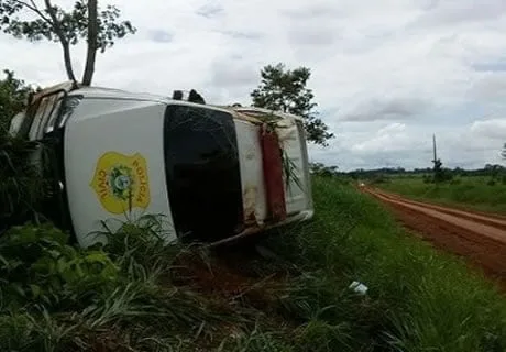 Viatura da Polícia Civil capota durante perseguição