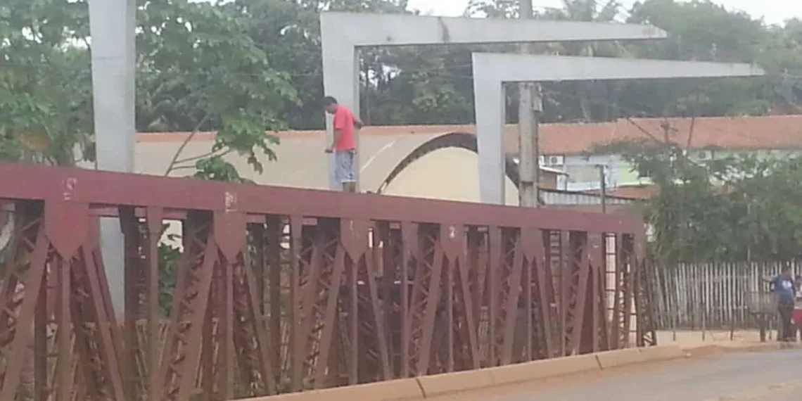 Homem tenta se jogar da ponte do Igarapé São Francisco e acaba preso