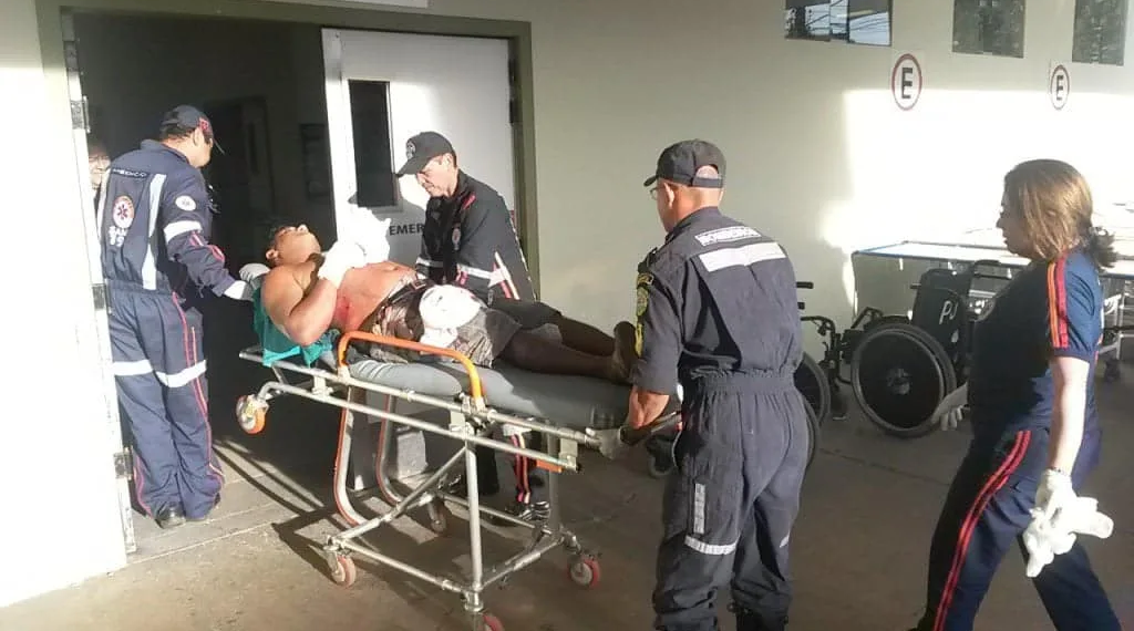 Homem é alvejado com dois tiros dentro de comércio