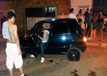 Motorista perde controle do carro e bate na rotatória da Via Verde