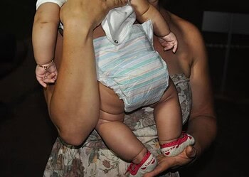 Mulher, com criança de quatro meses nos braços, é assaltada