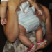 Mulher, com criança de quatro meses nos braços, é assaltada