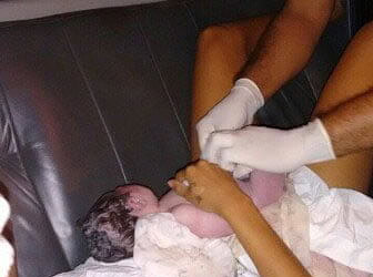 Mulher dá a luz dentro de viatura da PM em Manoel Urbano