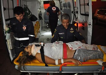 Mulher é atropelada por carreta e tem a perna dilacerada