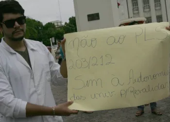 Médicos formados na Bolívia realizam ato público no Centro