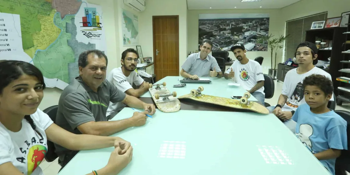 Prefeito em reunião com diretores da Associação de Skateboard