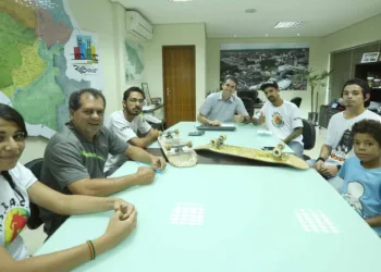 Prefeito em reunião com diretores da Associação de Skateboard