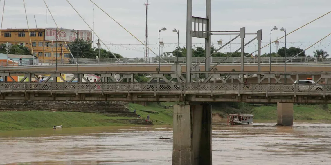 Rio Acre sobe e fica a três metros da cota atingir a cota de alerta em Rio Branco