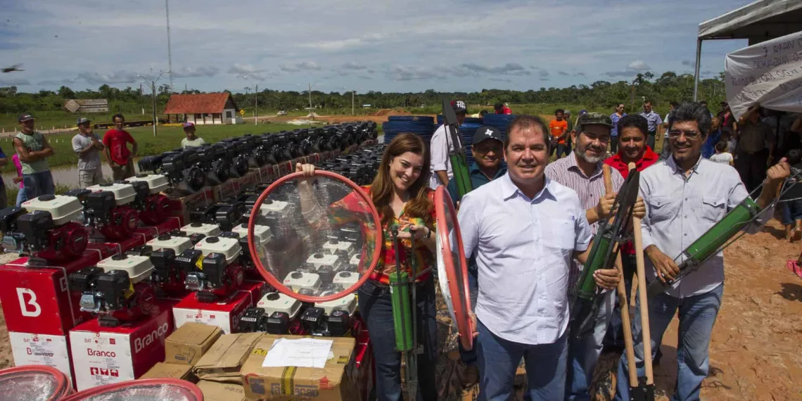 Os produtores rurais do Liberdade e Gregório, na região do Juruá e Tarauacá, e indígenas do Envira, em Feijó,
receberam um presentão de Natal. O governador Tião Viana visitou nesta terça-feira, 16, estas comunidades e
entregou máquinas e implementos agrícolas. Ao todo, mais de 300 famílias serão beneficiadas com as máquinas.
Também haverão investimentos na produção, na área de educação e saúde