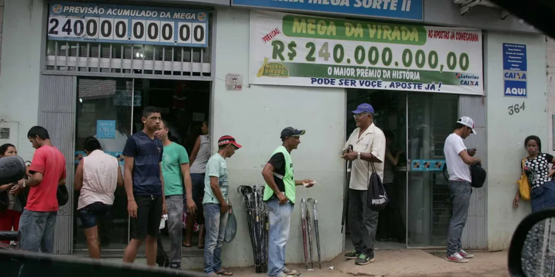 Nem a chuva espantou os apostadores de Mega da Virada