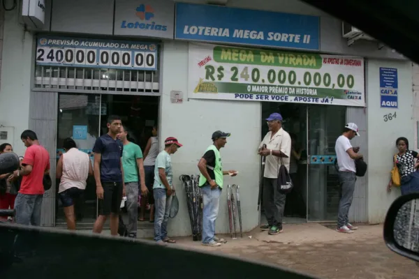 Nem a chuva espantou os apostadores de Mega da Virada