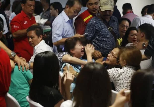 Familiares de vítimas do voo da AirAsia choram após saberem da localização dos destroços da aeronave nesta terça-feira (30) (Foto: Beawiharta/Reuters)