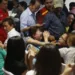 Familiares de vítimas do voo da AirAsia choram após saberem da localização dos destroços da aeronave nesta terça-feira (30) (Foto: Beawiharta/Reuters)